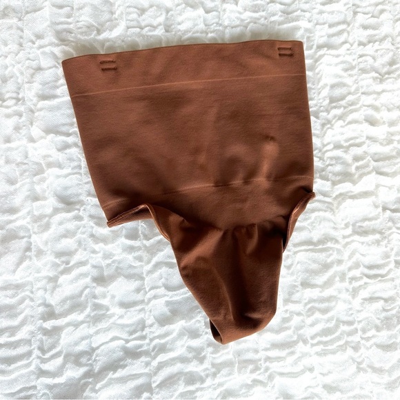 🤎 SKIMS NWOT High-Waisted Shapewear Thong – Jasper – Size Small - Picture 4 of 7